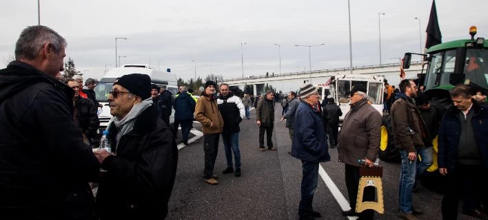 Με εισαγγελέα και διώξεις προσπαθεί να διαλύσει τα αγροτικά μπλόκα η κυβέρνηση